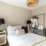 Luxurious 3 Bed Flat With Patio And Garden