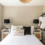 Luxurious 3 Bed Flat With Patio And Garden