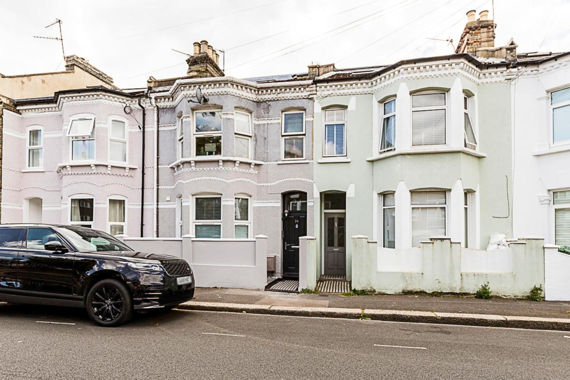 Luxurious 3 Bed Flat With Patio And Garden *