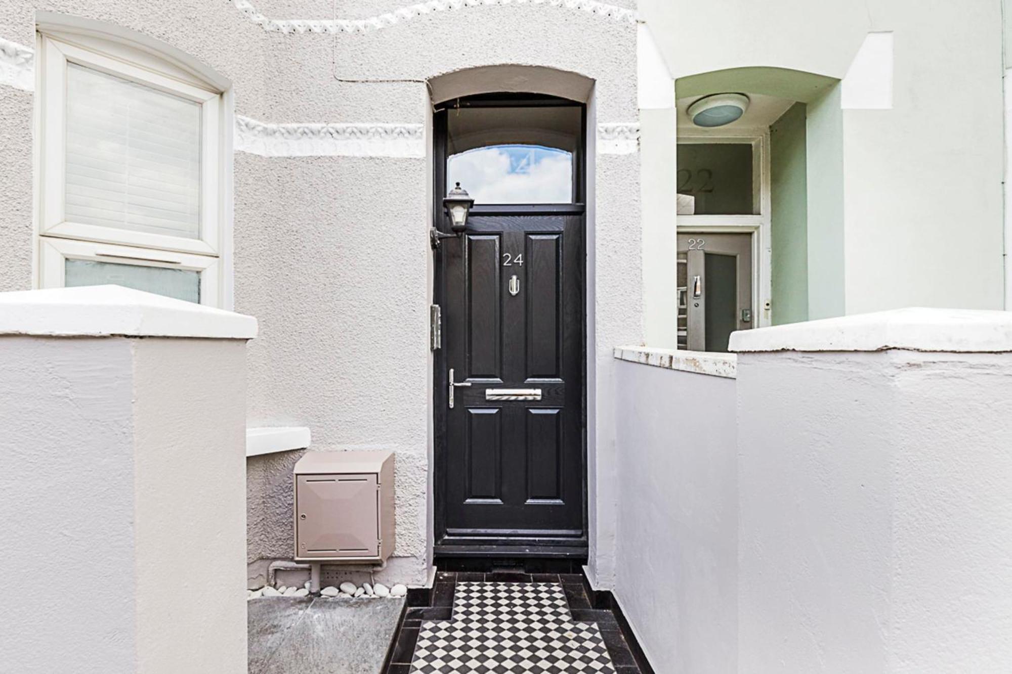 Luxurious 3 Bed Flat With Patio And Garden *