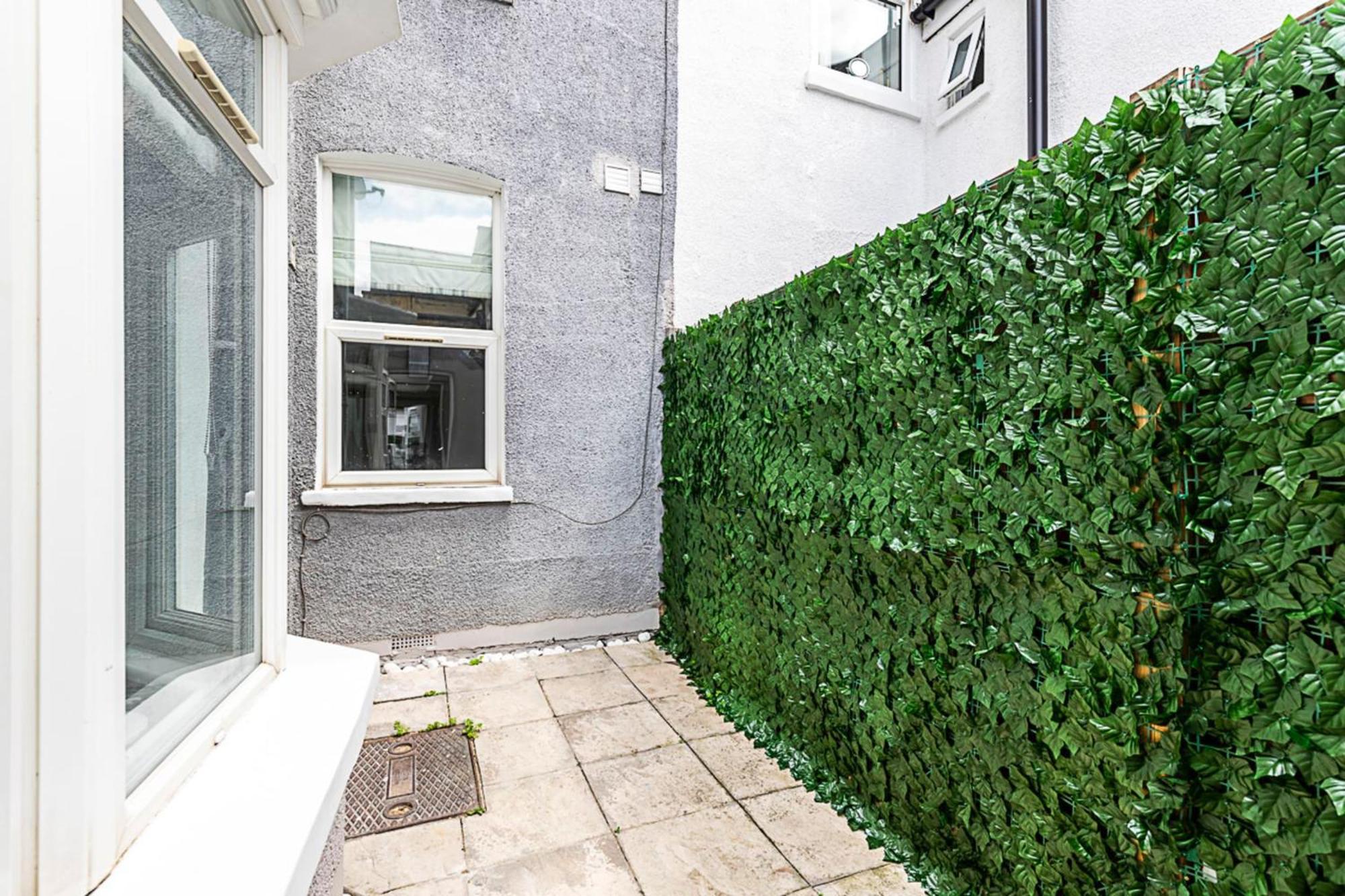 Luxurious 3 Bed Flat With Patio And Garden *