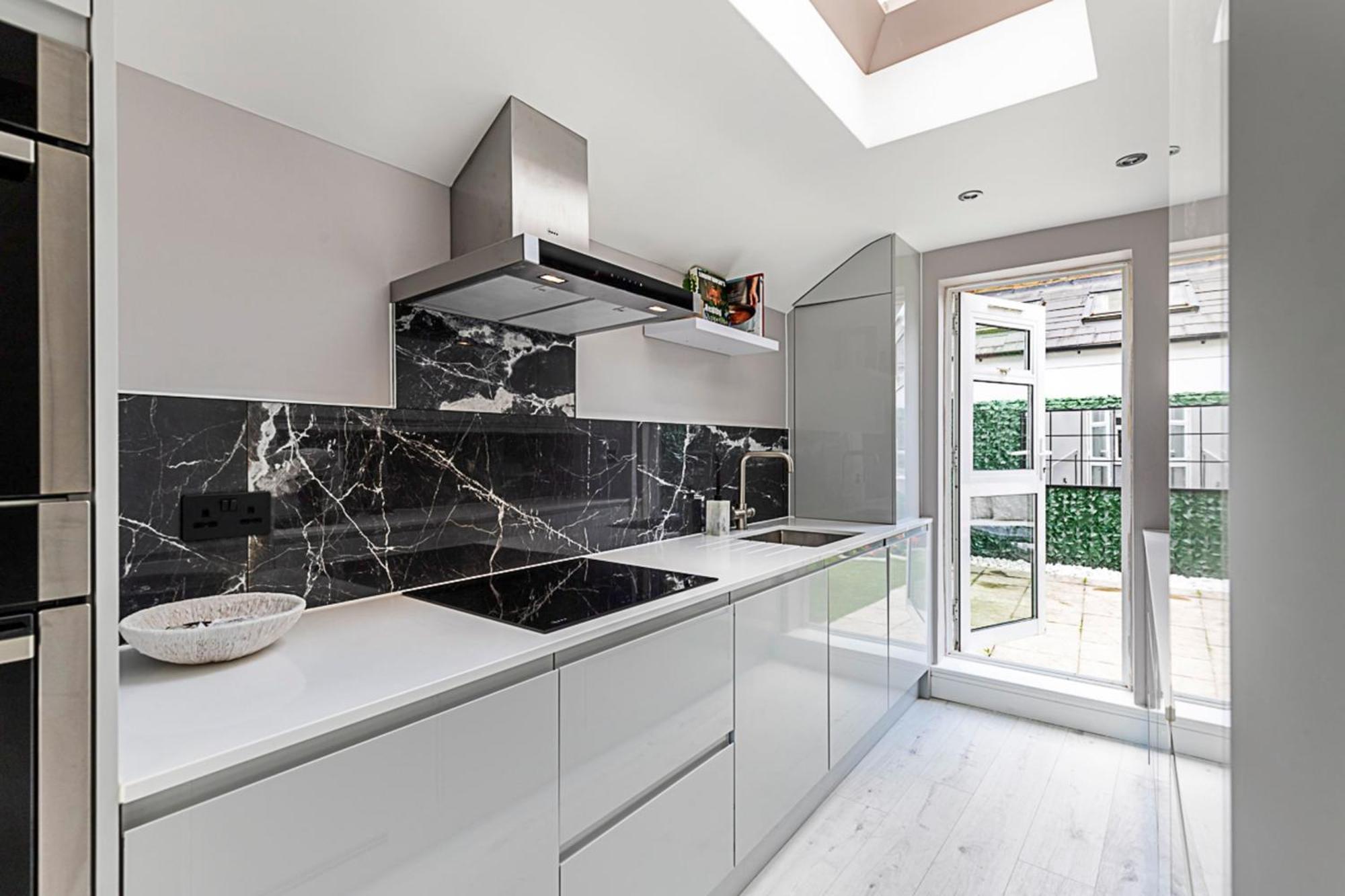 Luxurious 3 Bed Flat With Patio And Garden *