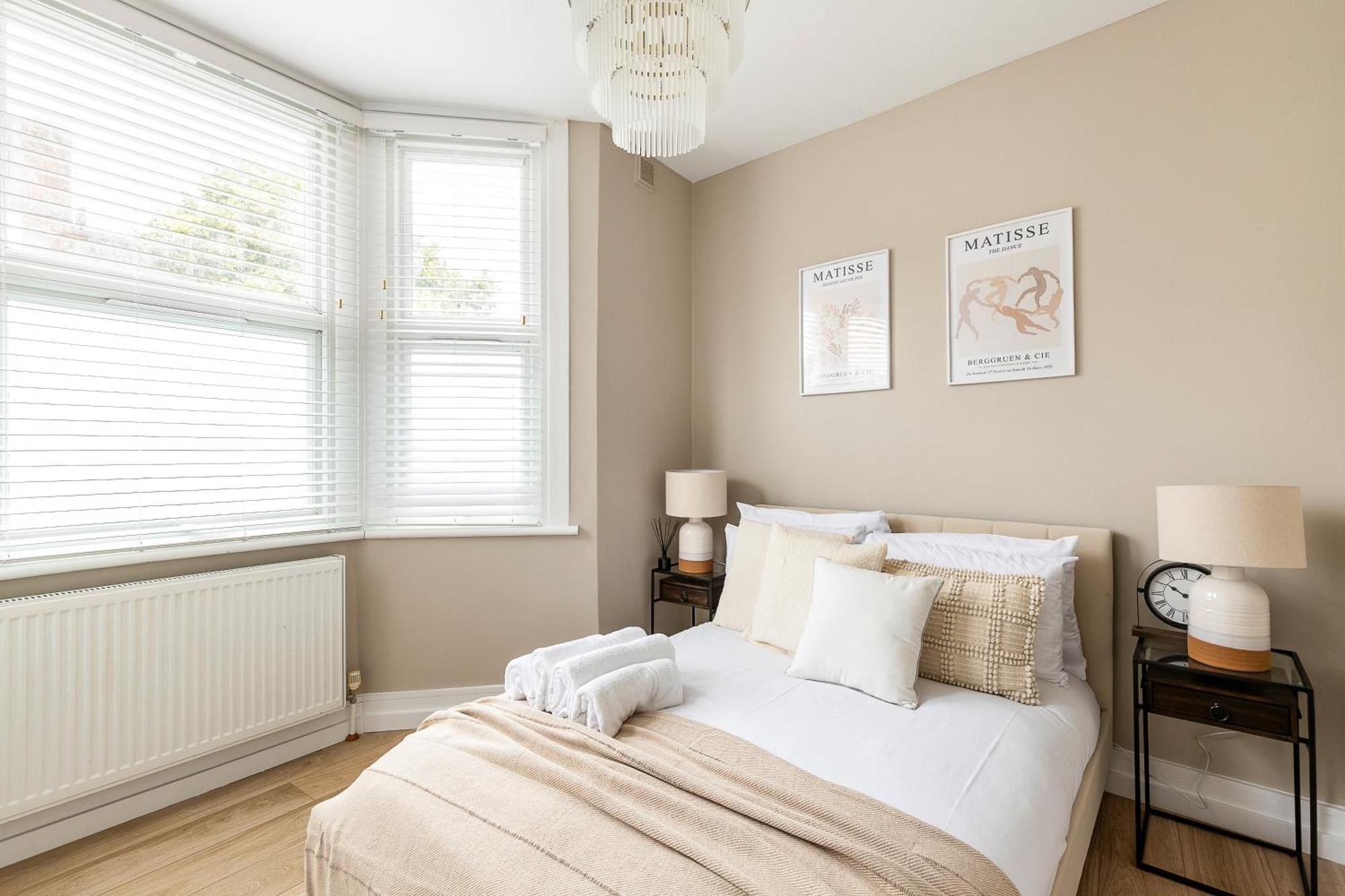 Luxurious 3 Bed Flat With Patio And Garden *