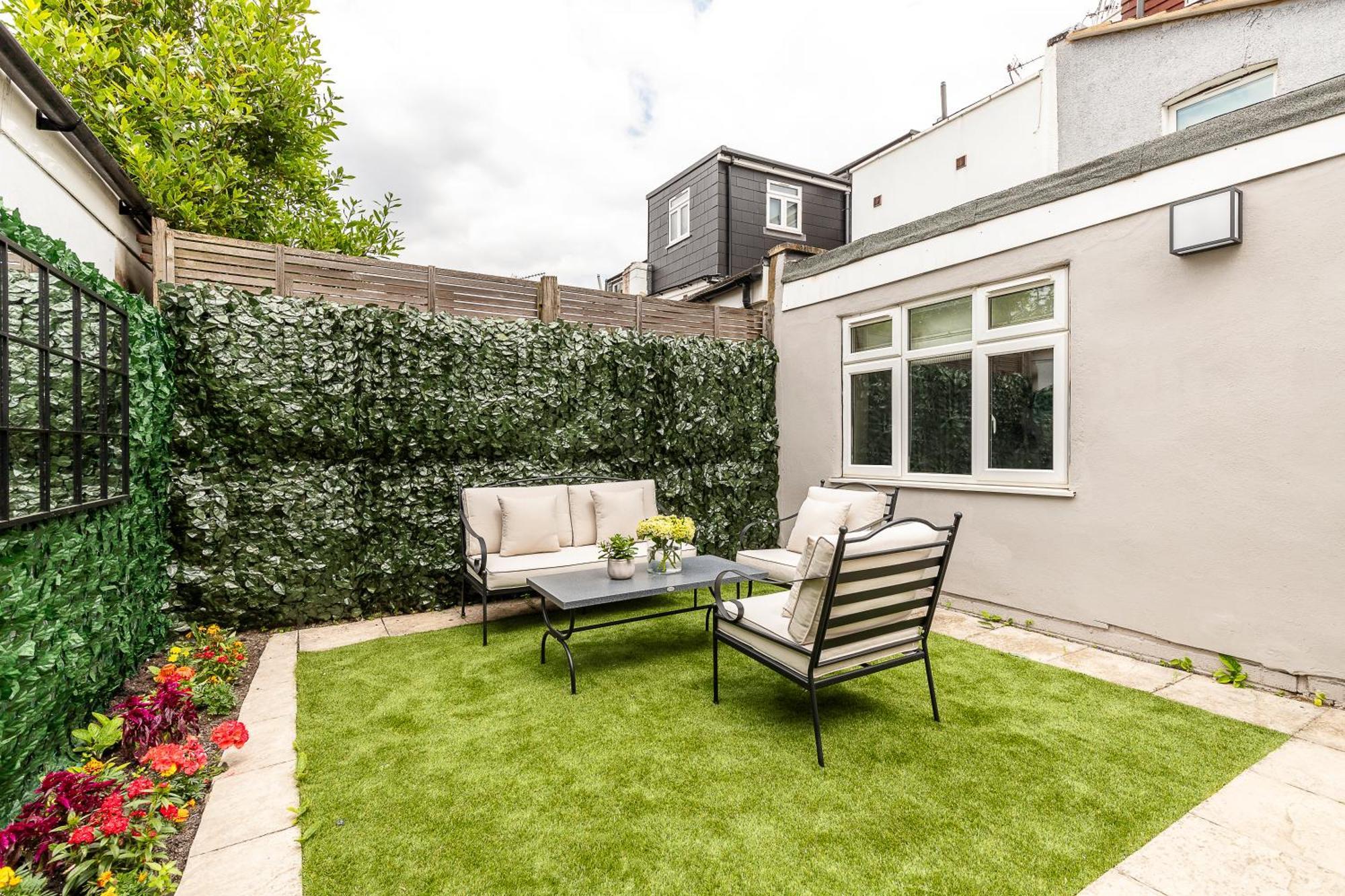 Luxurious 3 Bed Flat With Patio And Garden *